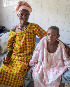 Ali, 9 jaar oud, met haar grootmoeder, herstellend van een hernia operatie 