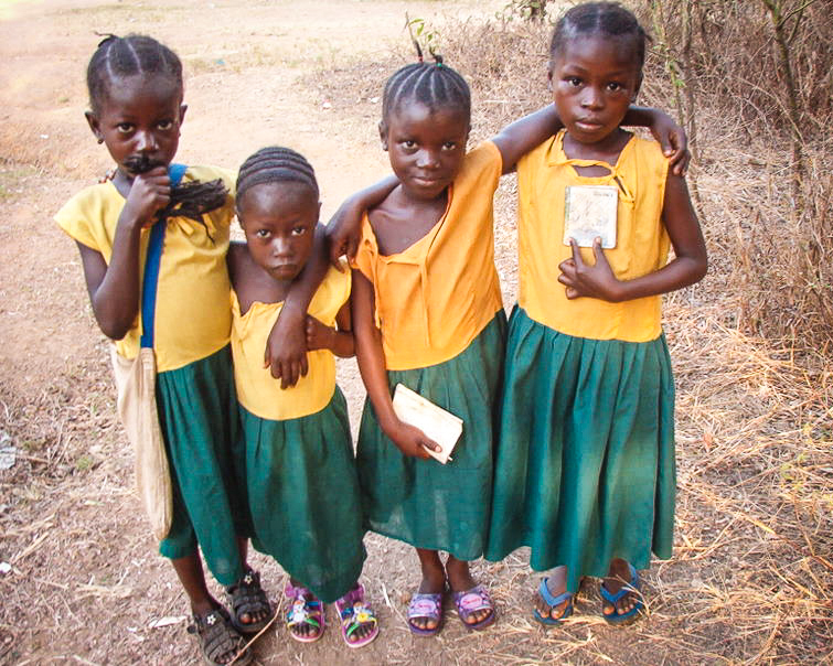Leden van 'sponsor een schooldkind' uit Masongbo 